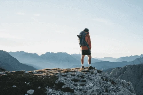 What Size Backpack Do You Need For A Day Hike? 1 What Size Backpack Do You Need for a Day Hike Man hiking in mountains
