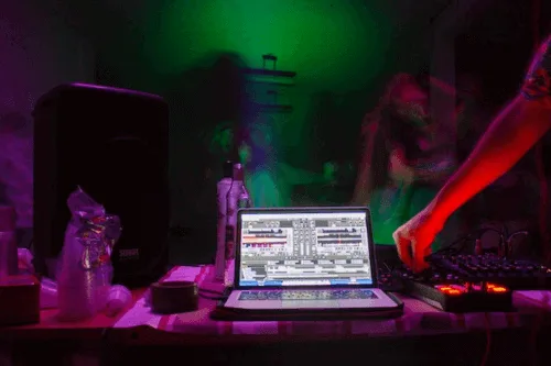 What laptops have the best speakers - DJ at work